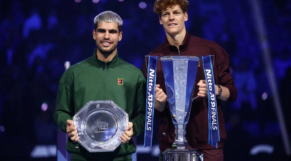 كارلوس ألكاراس ويانيك سينر تقاسما بطولات الغراند سلام (رويترز)