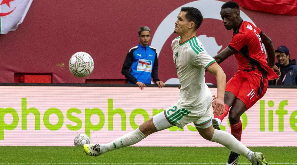 عيسى ماندي مدافع منتخب الجزائر (إ.ب.أ)