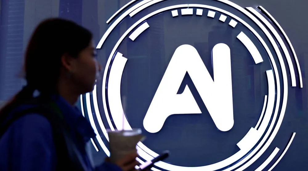 امرأة في معرض حول الذكاء الاصطناعي وعالم الإنترنت بمقاطعة جيجيانغ الصينية (رويترز)