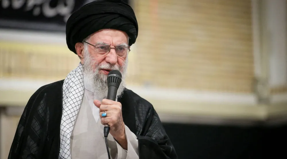 خامنئي خلال مراسم حداد على قادة عسكريين وعلماء قُتلوا في حرب الـ12 يوماً مع إسرائيل 29 يوليو 2025 (رويترز)