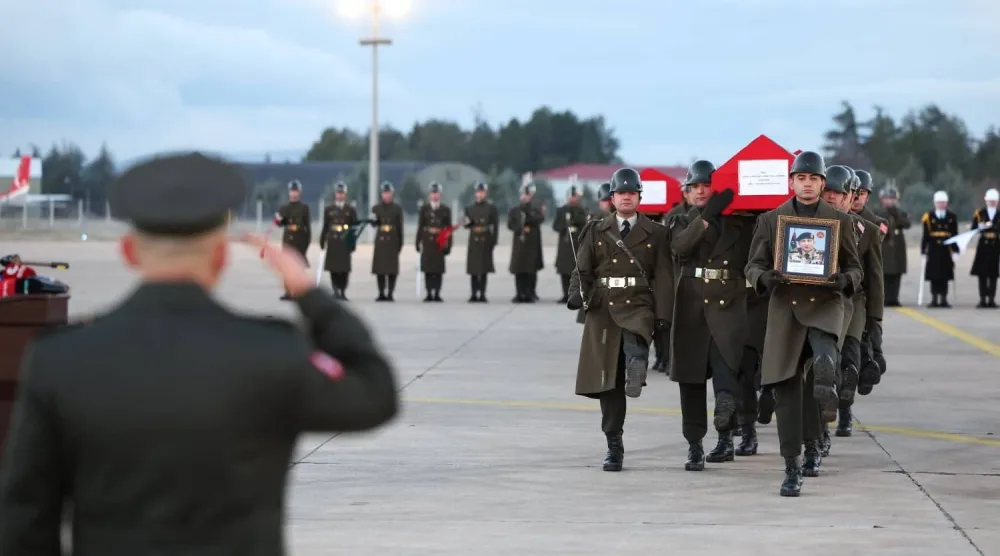 تركيا أقامت مراسم عسكرية رسمية لوداع جثامين ضحايا طائرة الحداد ومرافقيه قبل نقلها إلى طرابلس السبت (الدفاع التركية - إكس)