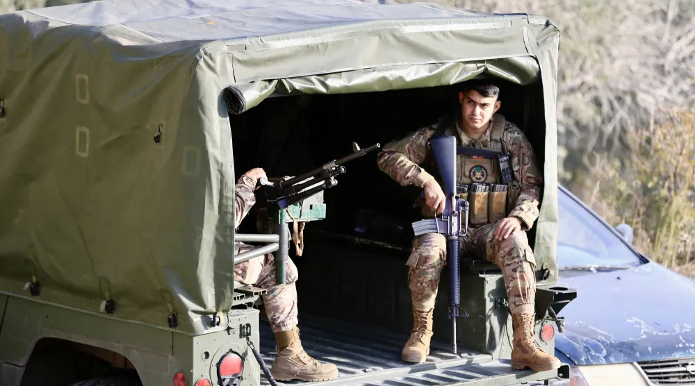 دورية للجيش اللبناني في موقع استهداف إسرائيلي لسيارة في بلدة عقتنيت بجنوب لبنان (إ.ب.أ)