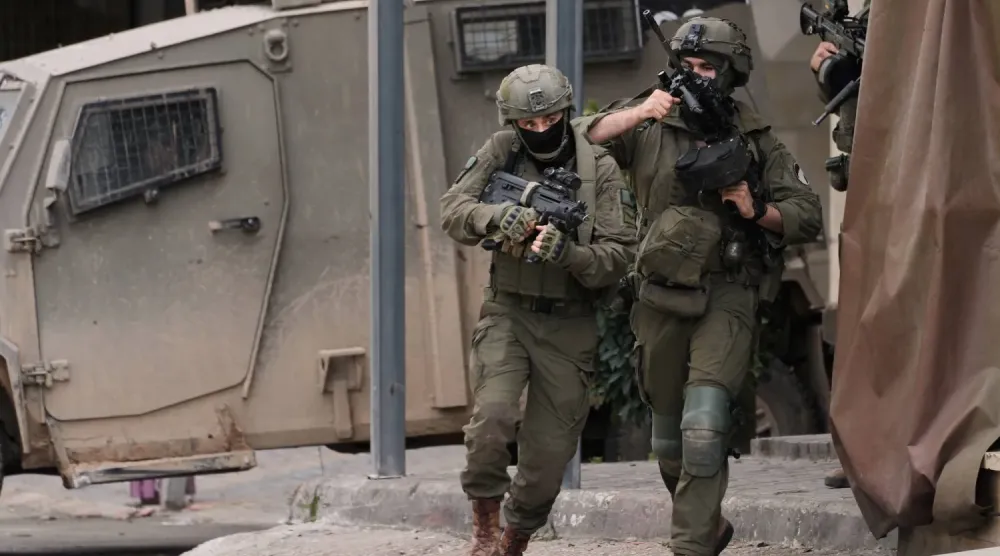 Dün Cenin'in güneyindeki Kabatiya beldesinde gerçekleştirilen bir operasyon sırasında iki İsrail asker (AP)