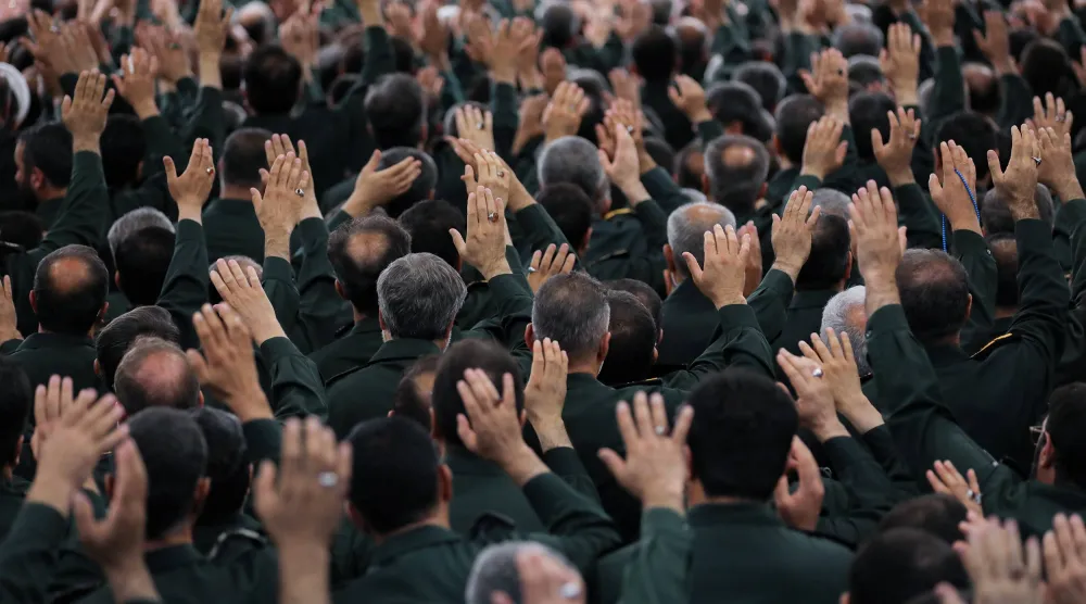 صورة من الخلف لقادة في «الحرس الثوري» خلال لقاء مع المرشد الإيراني (موقع خامنئي)