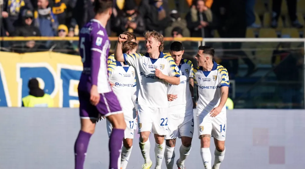 احتفالية لاعبي بارما بالفوز على الفيولا (إ.ب)