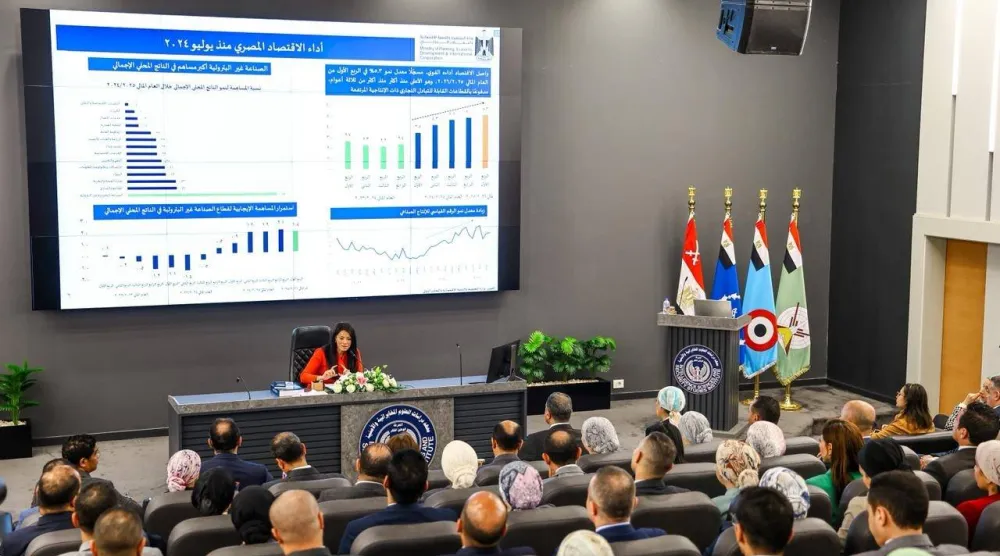 وزيرة التخطيط المصرية خلال لقائها الملحقين العسكريين المرشحين للعمل بالخارج (وزارة التخطيط والتنمية الاقتصادية)