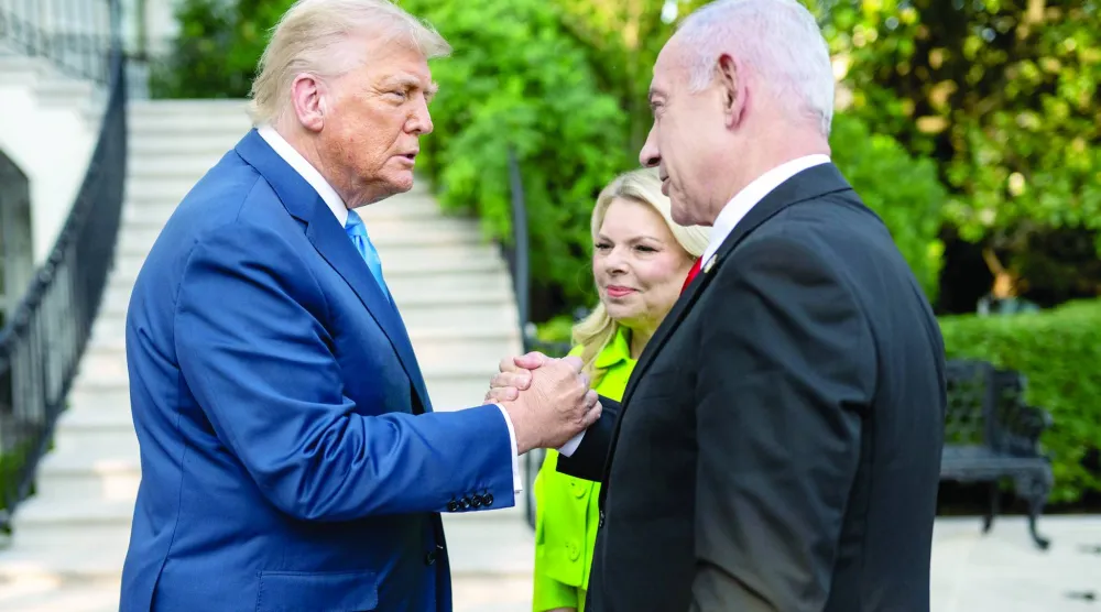 ترمب يستقبل نتنياهو وزوجته سارة عند المدخل الجنوبي للبيت الأبيض 7 يوليو 2025 (د.ب.أ)