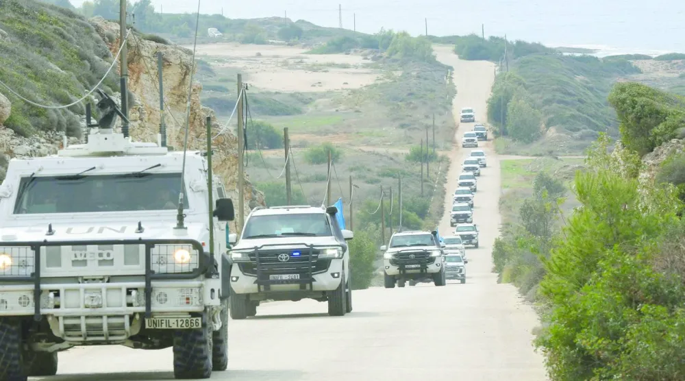 آليات لقوات «اليونيفيل» خلال دورية على طريق الناقورة بجنوب لبنان (أ.ف.ب)