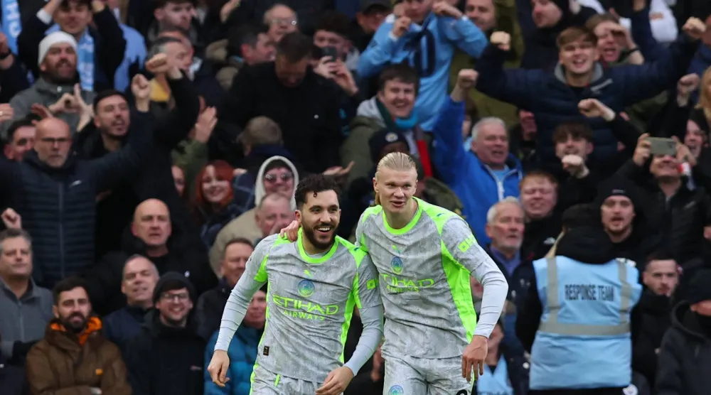 الفرنسي ريان شرقي يحتفل مع إيرلنغ هالاند بفوز مانشستر سيتي (رويترز)