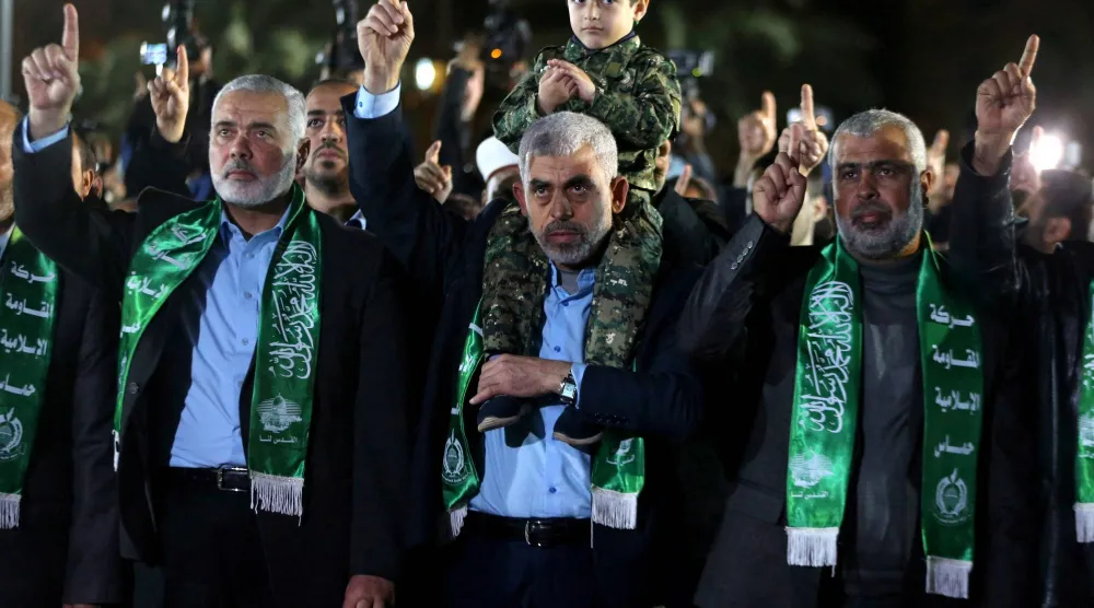 صورة أرشيفية لزعيم «حماس» في غزة يحيى السنوار وإسماعيل هنية إلى جواره تعود إلى عام 2017 (رويترز)