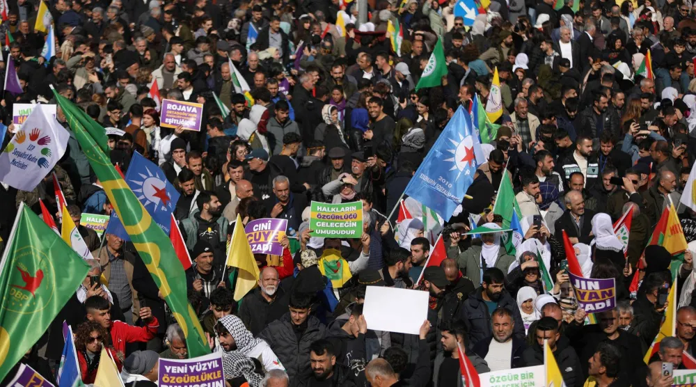 مظاهرة في ديار بكر للمطالبة بالإفراج عن زعيم حزب «العمال الكردستاني» عبد الله أوجلان (رويترز)