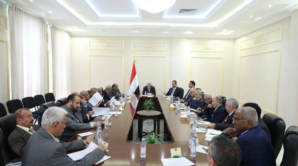 العليمي مجتمعاً مع هيئة المستشارين (سبأ)