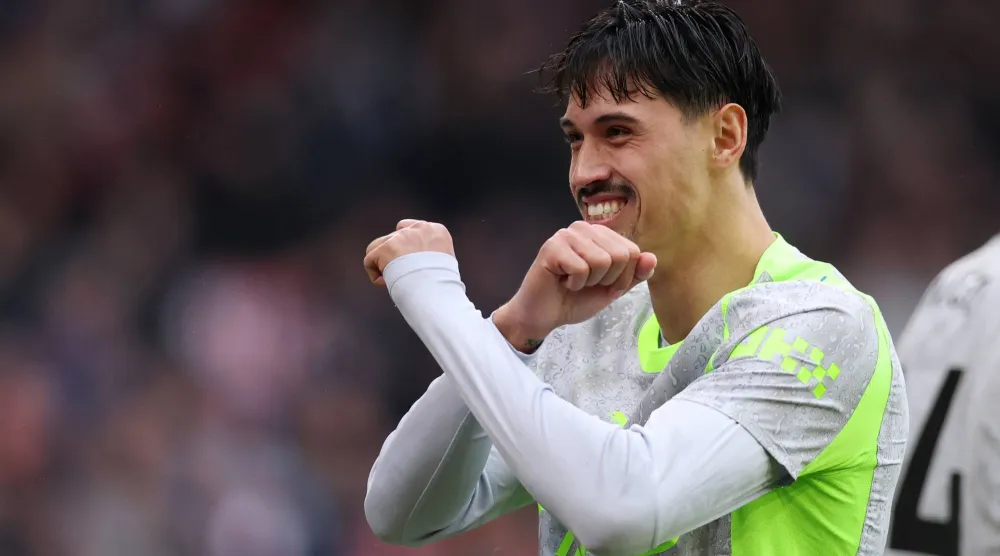 الهولندي تيغاني رايندرز لاعب مانشستر سيتي (رويترز)