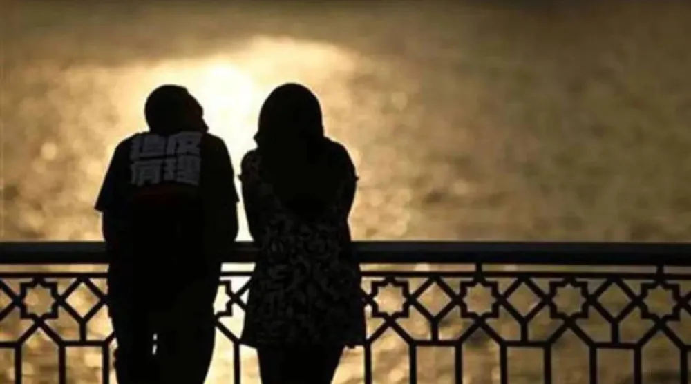 عادة ما تكون العلاقة بين الأشخاص النرجسيين آسرة ومضرة (رويترز)