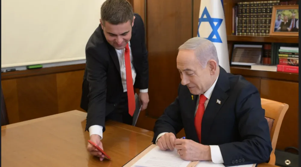 نتنياهو خلال توقيع الاعتراف... ويهاتف رئيس أرض الصومال (الحكومة الإسرائيلية)