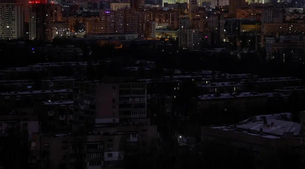 العاصمة الأوكرانية كييف تغرق في الظلام بعد انقطاع الكهرباء عن أكثر من مليون منزل جراء غارات روسية (رويترز) 