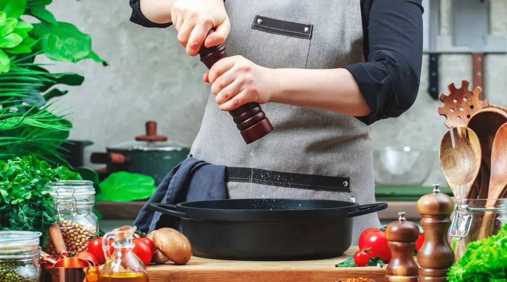 هناك أيضا عدة حلول للتخلص من الملح الزائد في الطبخ (شاترستوك)