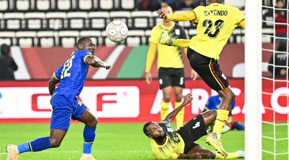 من المواجهة المثيرة التي جمعت أوغندا وتنزانيا (أ.ف.ب)