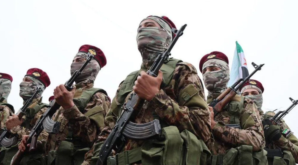 قوات من الجيش السوري أثناء عرض عسكري بدير الزور يوم 8 ديسمبر (إكس)