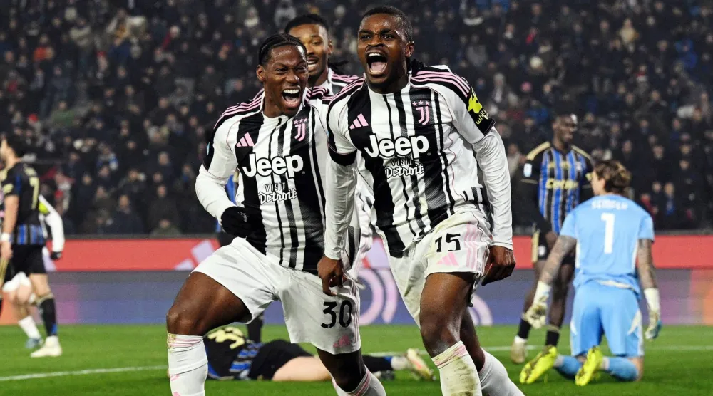 فرحة لاعبي اليوفي بالهدف الأول (رويترز)