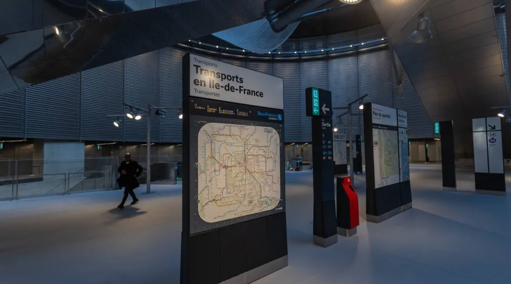 إحدى محطا مترو باريس الذي يربط العاصمة الفرنسية بمطار أورلي (إ.ب.أ)
