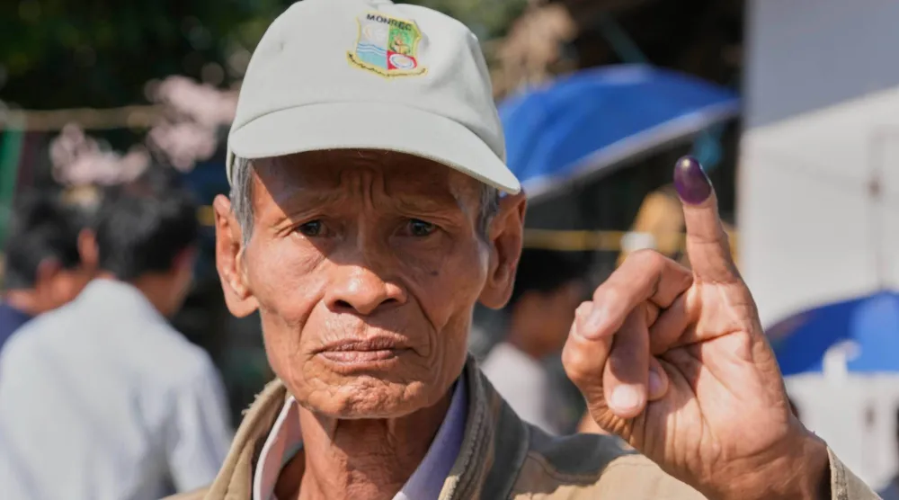 مواطن أدلى بصوته في الانتخابات التشريعية في ميانمار (أ.ب)