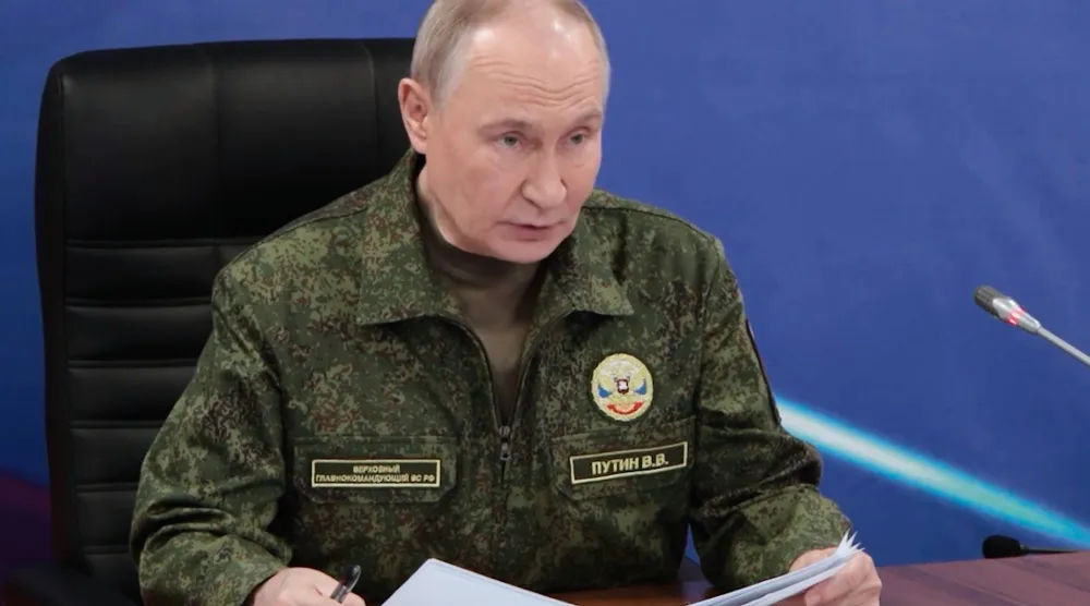 الرئيس الروسي فلاديمير بوتين وهو يتحدث أثناء زيارته لأحد مراكز قيادة المجموعة المشتركة للقوات الروسية في موقع لم يُكشف عنه (أ.ب)