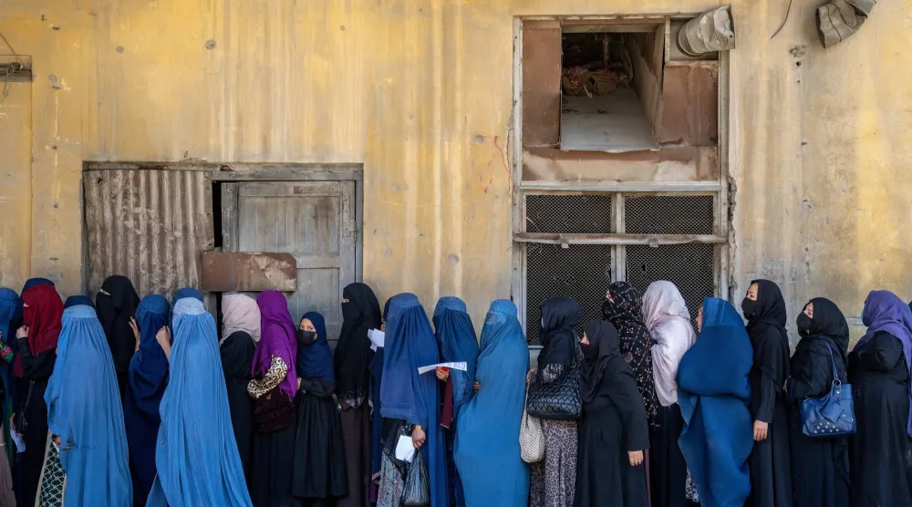 صورة أرشيفية لأفغانيات ينتظرن تسلُّم حصص غذائية وزَّعتها إحدى منظمات الإغاثة الإنسانية في كابل... الأحد 28 مايو أيار 2023 (أ.ب)