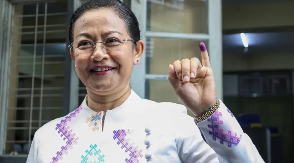 Myanmar Halkın Öncü Partisi lideri Thet Thet Khine, Yangon'da yapılan genel seçimlerde Kamayut ilçesindeki 1 numaralı sandıkta oy kullandıktan sonra mürekkepli parmağını gösterirken (Reuters)