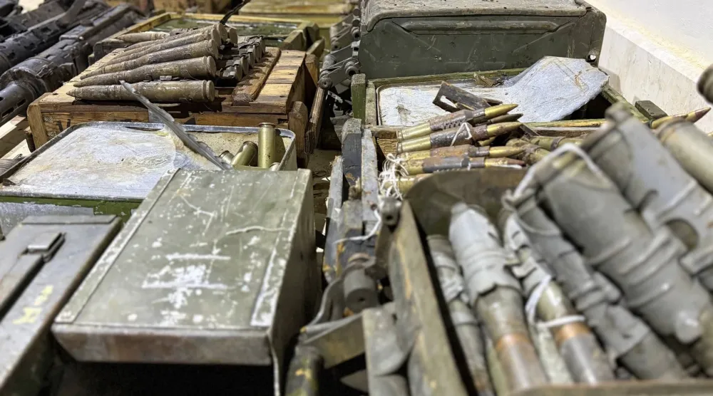 بعض المضبوطات التي وجدها الأمن السوري (وزارة الداخلية - «فيسبوك»)