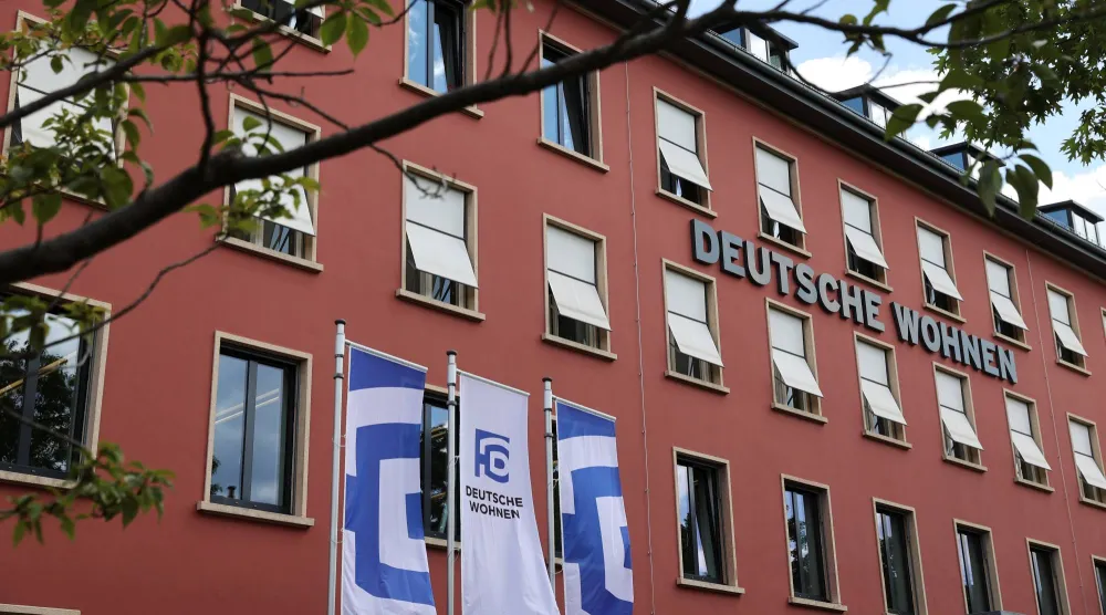 مبنى مكاتب تابع لمجموعة «دويتشه فونن» العقارية الألمانية في برلين (رويترز)