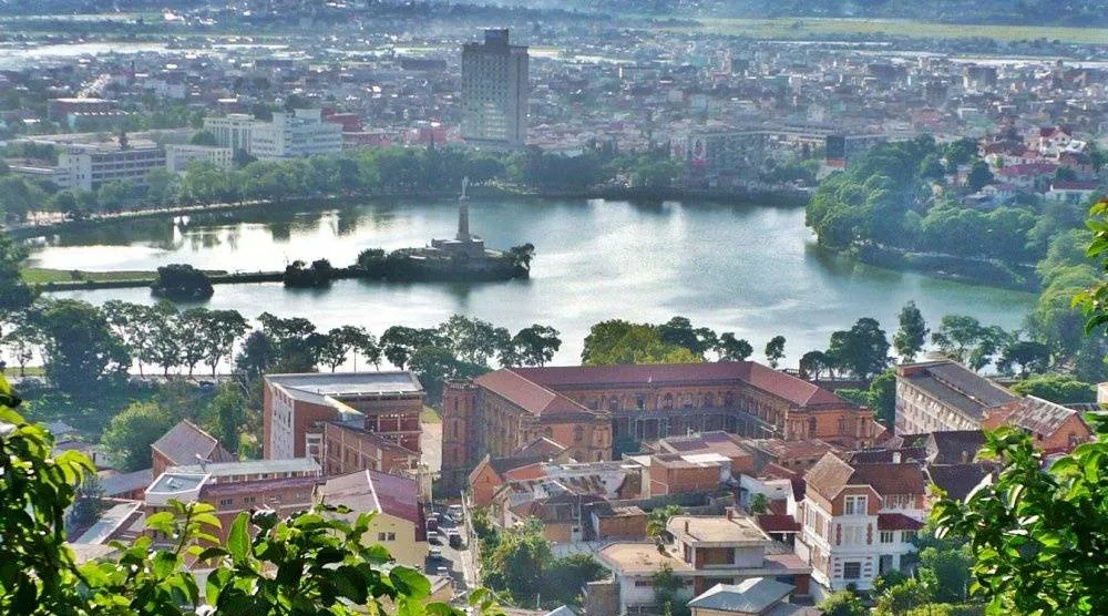 جانب من مدينة أنتاناناريفو عاصمة مدغشقر وأكبر المدن فيها وتحمل أهمية اقتصادية وتجارية منذ تأسيسها (الشرق الأوسط)