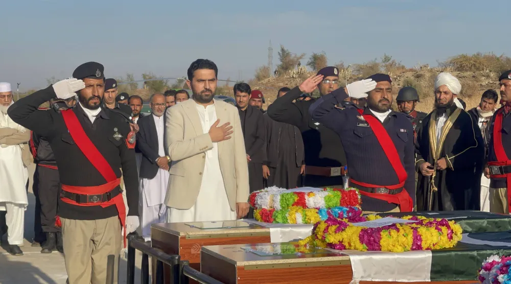 مسؤولون أمنيون باكستانيون وأقارب ضباط شرطة قُتلوا في هجوم بالأسلحة النارية والمتفجرات في كاراك بباكستان... 23 ديسمبر (إ.ب.أ)