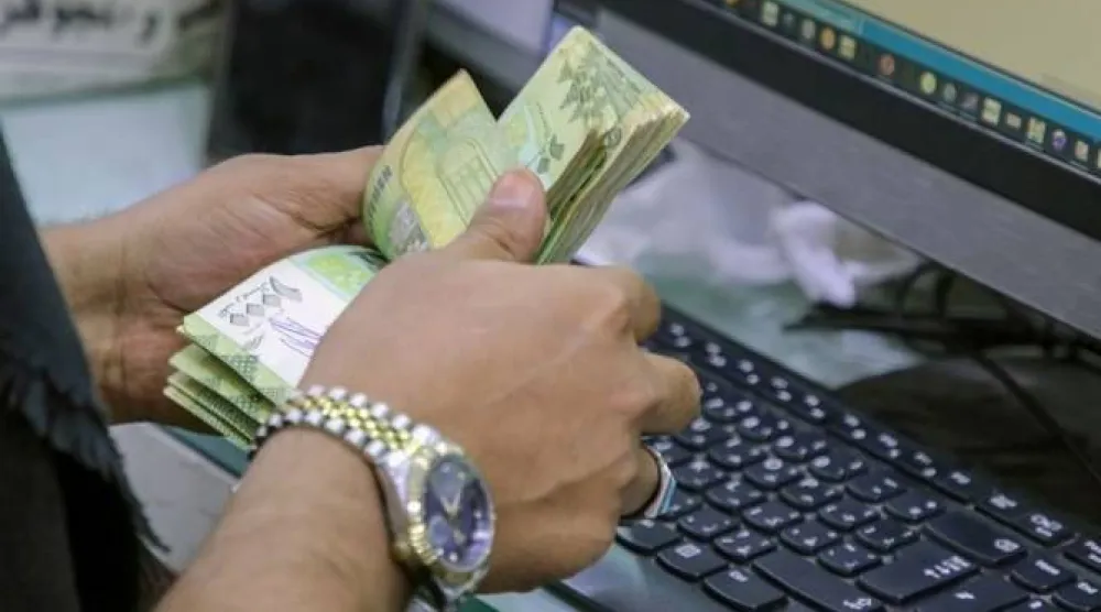 «البنك المركزي اليمني» تمكّن من تحسين وضع العملة المحلية بعد إجراءات مشددة (رويترز)