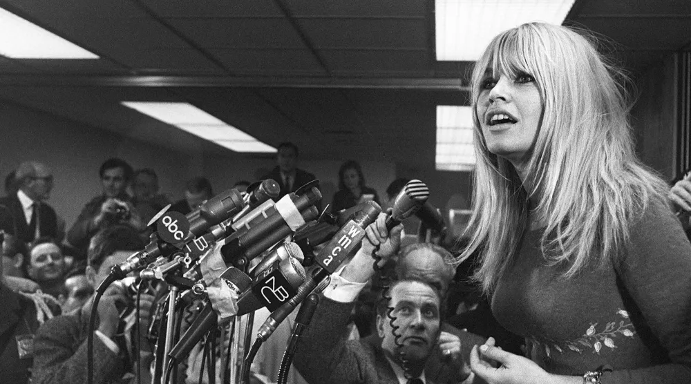 النجمة الفرنسية بريجيت باردو لدى وصولها إلى مطار كينيدي في نيويورك عام 1965 (أ.ف.ب)