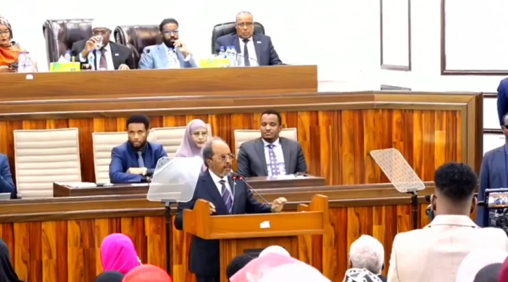 الرئيس الصومالي حسن شيخ محمود يتحدث أمام البرلمان (وكالة الأنباء الوطنية الصومالية)