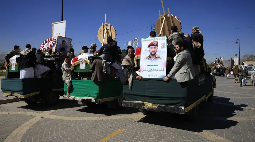 الحوثيون شيعوا في صنعاء قائد طيرانهم المسير بعد 9 أشهر من مقتله في غارة أميركية (إ.ب.أ)