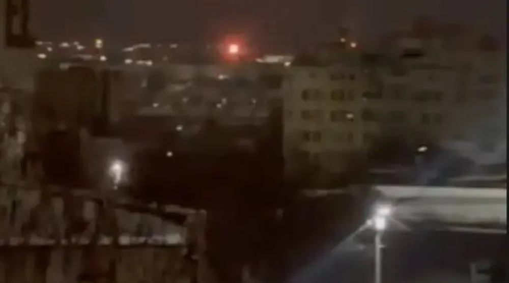 انفجارات في سماء مدينة سيزران الروسية في مقاطعة سامارا خلال هجوم بطائرة مسيرة (وسائل إعلام أوكرانية)