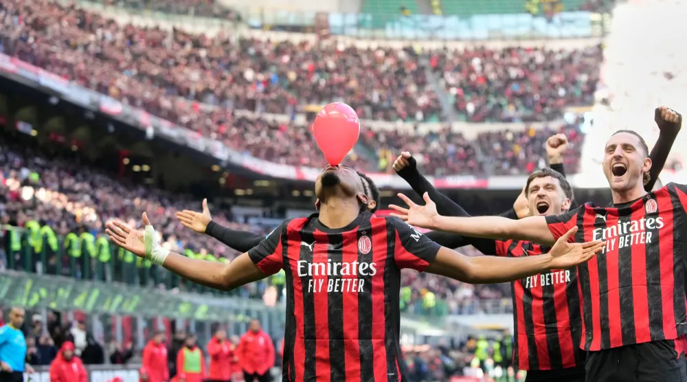 أنهى ميلان عام 2025 بانتصار كبير على حساب ضيفه فيرونا 3-0 (أ.ب)