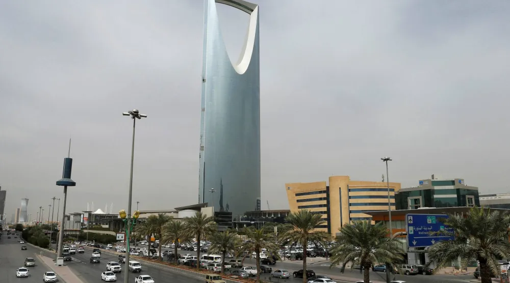 سيارات في أحد شوارع العاصمة السعودية الرياض التي تشهد زخماً في استقبال الشركات الكبرى (رويترز)