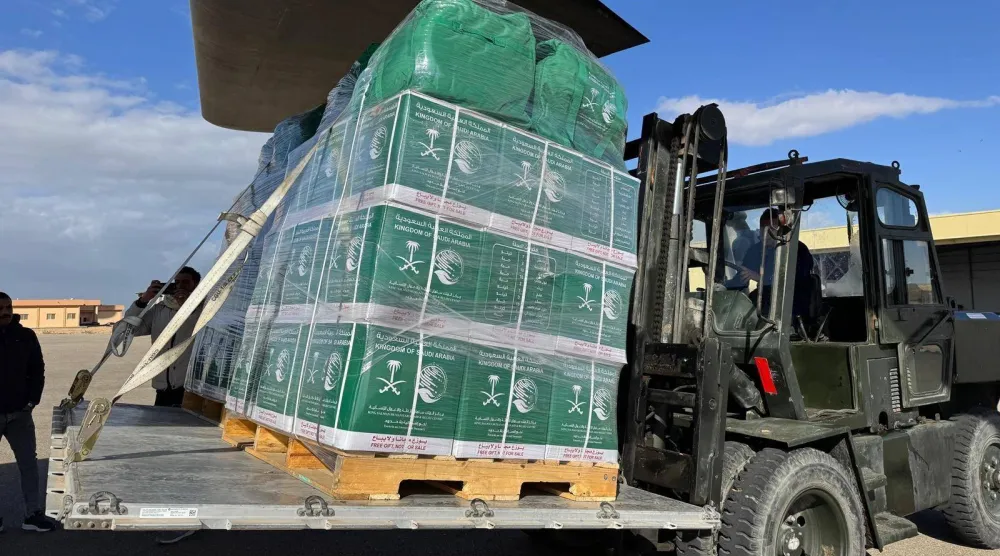جانب من عملية تفريغ حمولة الطائرة السعودية الإغاثية في مطار العريش بمصر (واس)