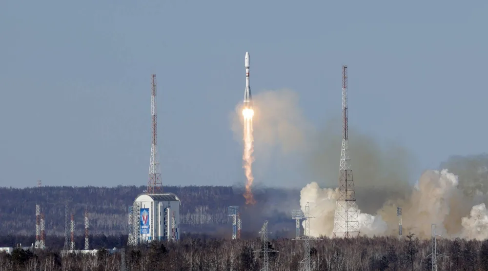 انطلاق صاروخ «سويوز» روسي من قاعدة فوستوشني الفضائية يحمل قمراً اصطناعياً إيرانياً - 29 فبراير 2024 (رويترز - روسكوزموس)