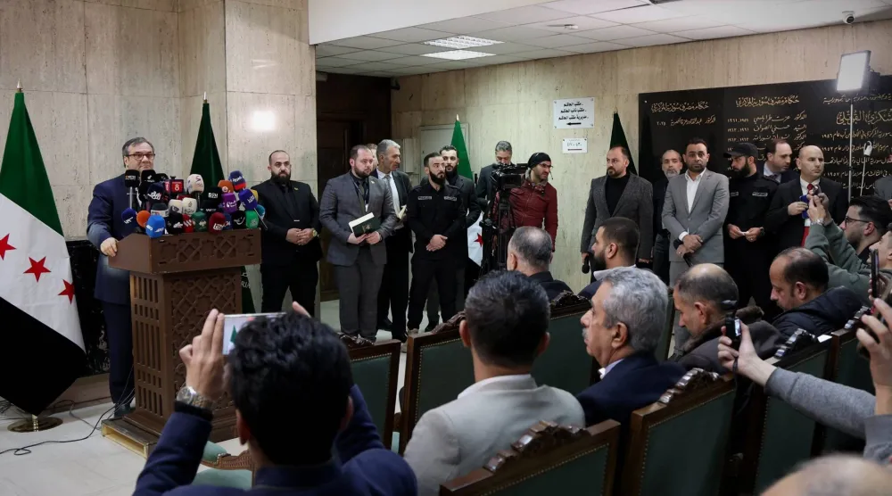 حاكم مصرف سوريا المركزي خلال المؤتمر الصحافي الأحد للإعلان عن تفاصيل العملة الجديدة (إكس)