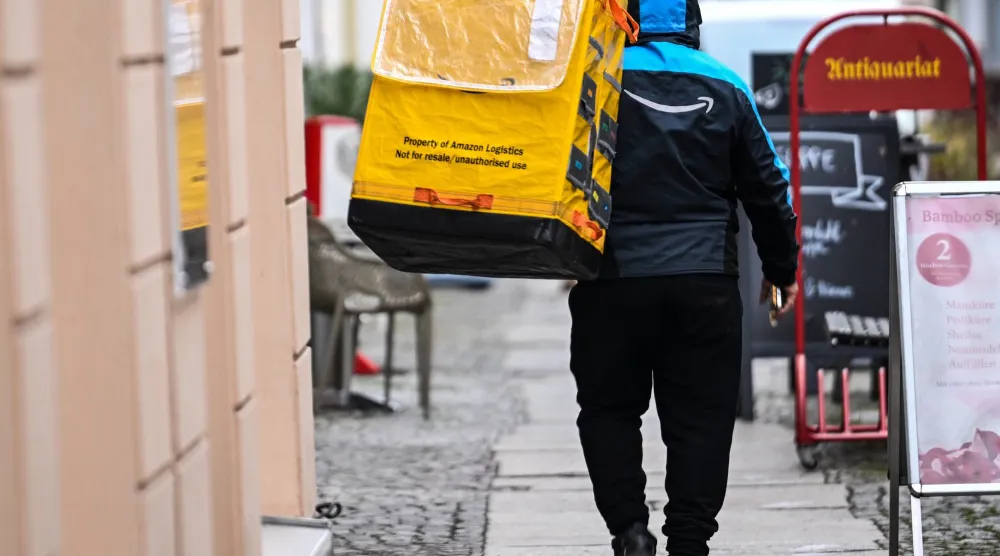 قالت شركة «أمازون» إنها قررت ​التراجع عن خطط توصيل البضائع عبر طائرات مسيّرة في إيطاليا (د.ب.أ)