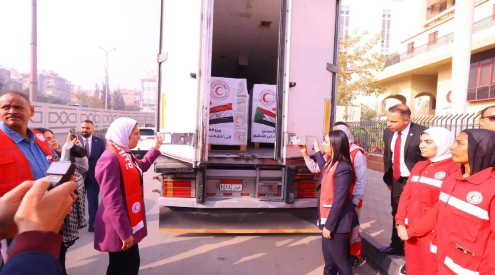 القافلة خلال تحركها الأحد من أمام مقر «الهلال الأحمر المصري» (مجلس الوزراء المصري)
