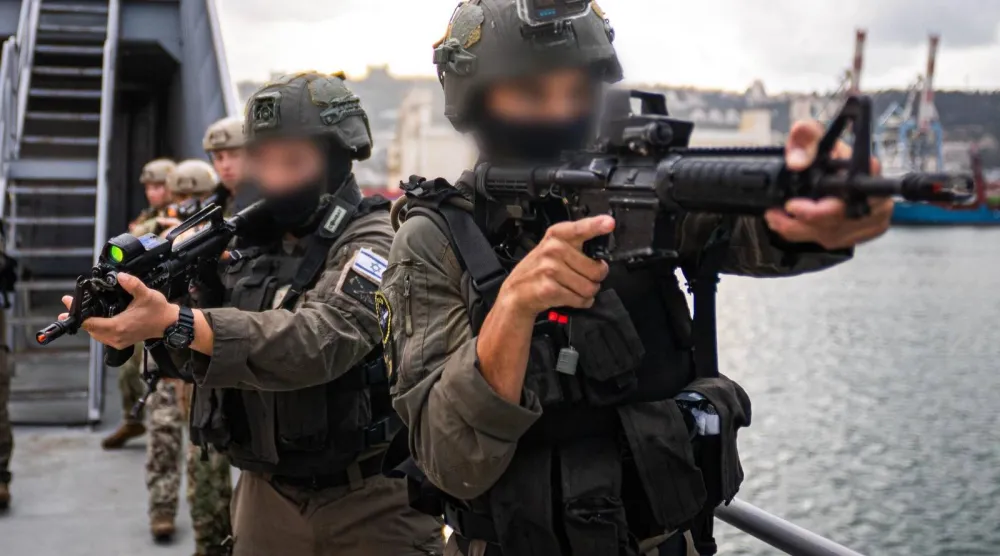 عناصر من القوات الخاصة بالبحرية الإسرائيلية خلال تدريبات مشتركة مع قوات أميركية (الجيش الإسرائيلي)