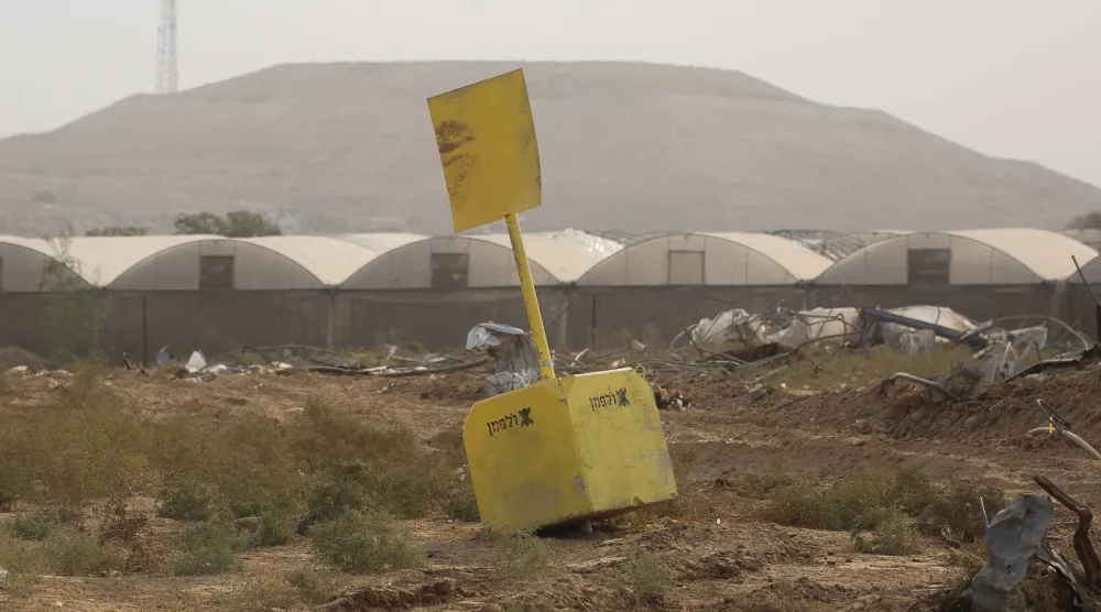 منظر عام لكتلة خرسانية تمثل «الخط الأصفر» الذي رسمه الجيش الإسرائيلي في البريج وسط قطاع غزة (أ.ف.ب)