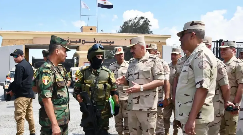 الفريق أحمد خليفة رئيس أركان الجيش المصري يتفقد معبر رفح من الجانب المصري نهاية العام الماضي (الجيش المصري)