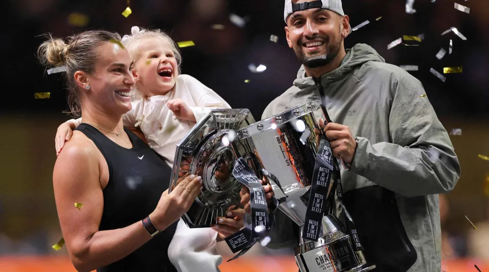 نيك كيريوس يحتفل مع أرينا سابالينكا وابنتها الروحية (أ.ف.ب)