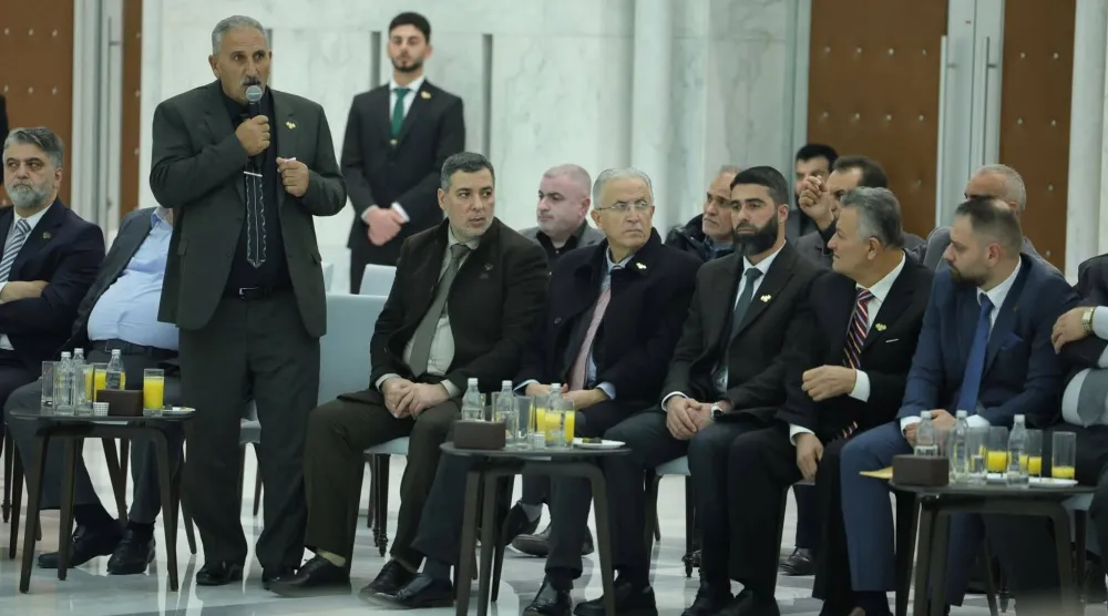 مداخلة من أحد أعضاء وفد الساحل السوري في لقاء الرئيس أحمد الشرع بدمشق وجهاء وأعيان محافظتي اللاذقية وطرطوس (سانا)